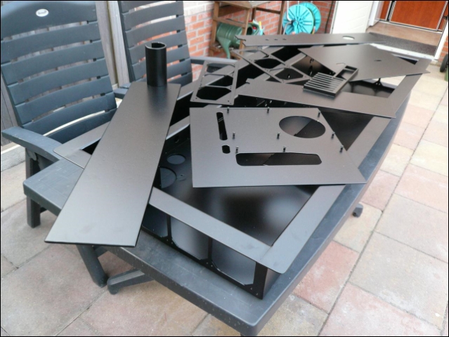 игровой компьютер в столе под стеклом